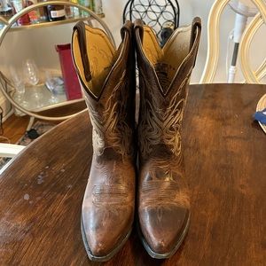 White mountain women’s cowboy boots.